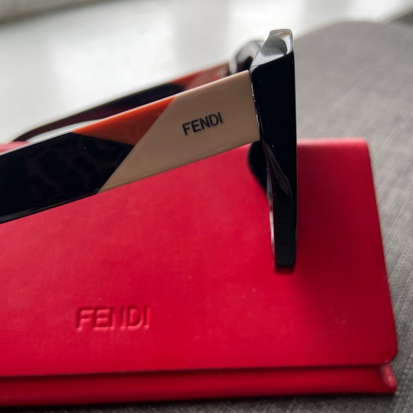 Fendi Oversized Sunglasses - Picture 3 of 5